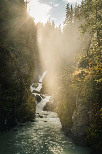 Sprookjesachtige waterval bij Valdez in Alaska