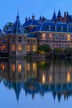 Evening shot of the Prime Minister's Tower in The Hague by gaps photography