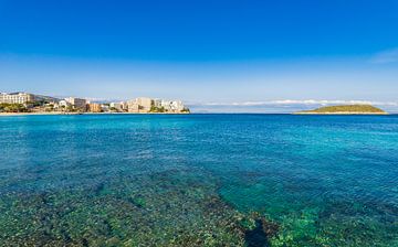 Spanien Mallorca, Blick auf den Strand von Magaluf, Balearische Inseln von Alex Winter