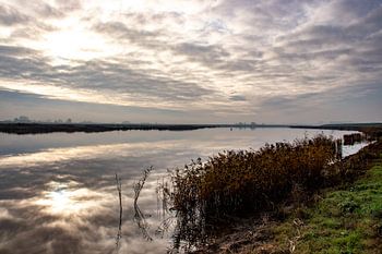Winterliche Wasserspiegelung Sonnenuntergang