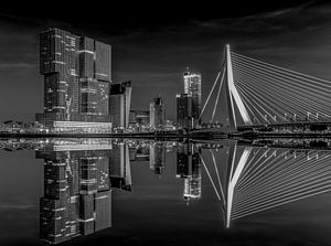 Le pont Erasmus et De Rotterdam se reflètent dans l'eau de la Nieuwe Maas à Rotterdam la nuit. Un pl sur Bas Meelker