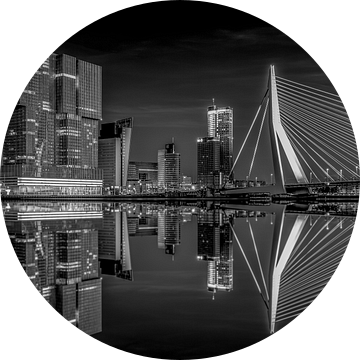 De Erasmusbrug en De Rotterdam weerspiegelen in het water van de Nieuwe Maas in Rotterdam in de nach van Bas Meelker