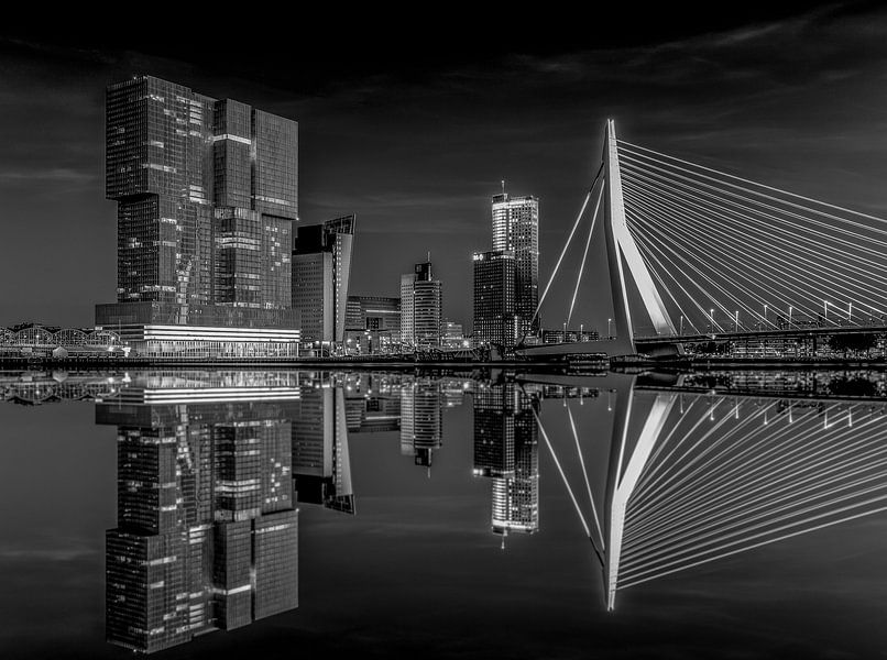 De Erasmusbrug en De Rotterdam weerspiegelen in het water van de Nieuwe Maas in Rotterdam in de nach van Bas Meelker