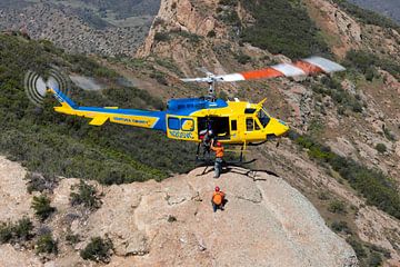 Ventura County Heuy pikt een rescue team op vanaf een berg van Jimmy van Drunen