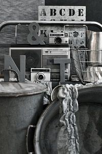 Foto eines Stillebens mit Retro-/Vintage-Material in Grau.