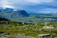 Ein Blick auf die erstaunliche und idyllische norwegische Landschaft. Herbstbild der Berge.