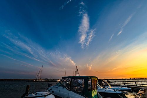 Motorboten & zeilschepen, zonsondergang in de haven Altefähr, eiland Rügen
