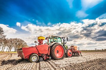 Tracktor during potato harvesting by Günter Albers