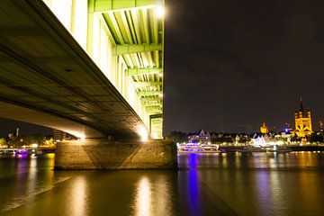 Deutzer Brücke von Köln bei Nacht mit der Groß St. Martinskirche im Hintergrund von Tom Voelz