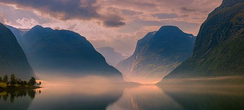 Zonsopkomst Lovatnet, Noorwegen van Henk Meijer Photography