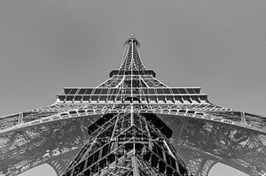 Sous le géant de fer
