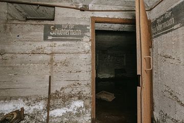Doorgang met verwijzing in de bunker uit WWII. van Het Onbekende