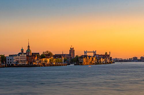 Skyline Dordrecht vanaf Papendrecht tijdens het gouden uur