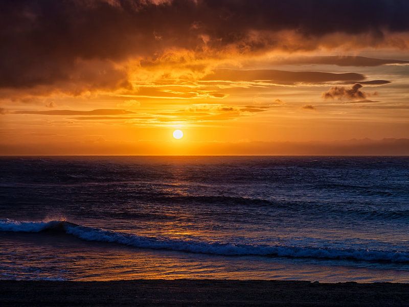 Sonnenaufgang am Playa de los Baños, Spanien von Luc V. de Zeeuw