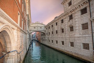 Venedig - Die Seufzerbrücke in mystischem Licht von t.ART