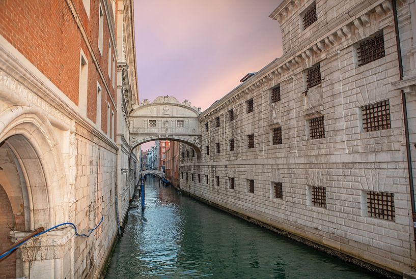 Venise - Le Pont des Soupirs sous une lumière mystique par t.ART