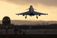 Eurofighter Typhoon der Luftwaffe landet bei Sonnenuntergang