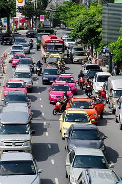 Verkeersdrukte in Bangkok by Maurice Verschuur