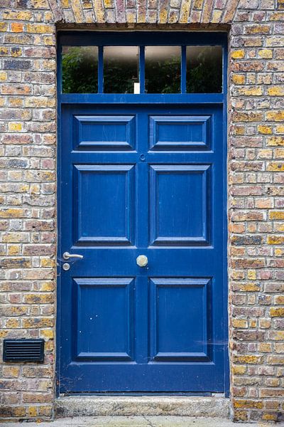 La porte bleue avec un G par Fred Schuch
