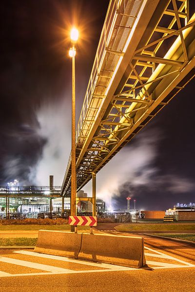 Pipeline Brücke Kreuzung Straße in der Nähe Raffinerie in der Nacht, Antwerpen 2 von Tony Vingerhoets