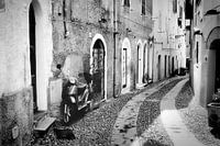 Roller in einer Straße in Italien in schwarz-weiß