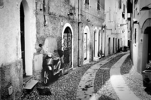 Scooter dans une rue en Italie en noir et blanc sur iPics Photography