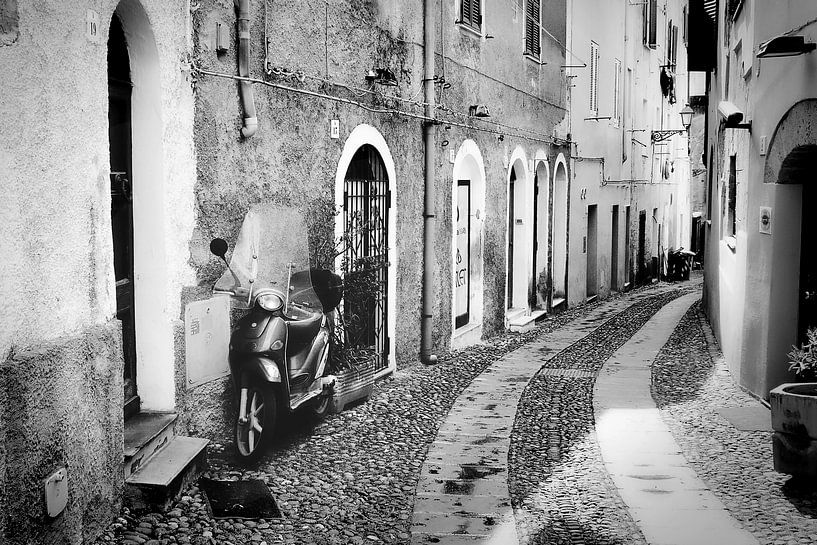 Scooter dans une rue en Italie en noir et blanc par iPics Photography