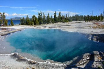 Blauwe thermische meren in Yellowstone National Park USA van My Footprints