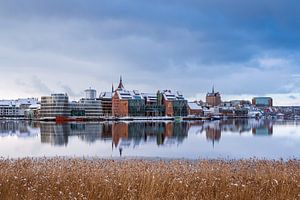 Blick über die Warnow auf die Hansestadt Rostock im Winter