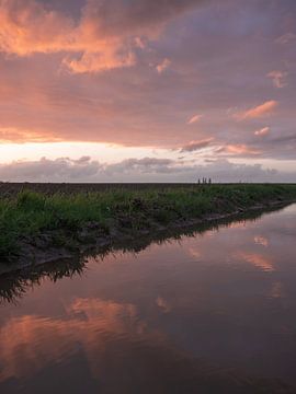 Reflectie van een zonsondergang in Zuid-Limburg van Max van Gils