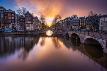 Zonsondergang in Amsterdam van Ellen van den Doel