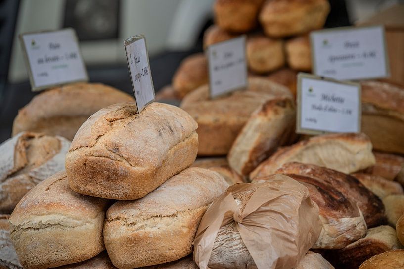 Brot zum Verkauf auf einem französischen Markt von Frans Scherpenisse