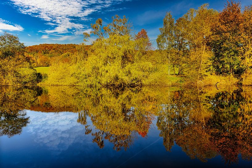 Une vue envoûtante des couleurs de l'automne dans la forêt avec de beaux reflets dans l'eau du lac. par Andreas Völkel