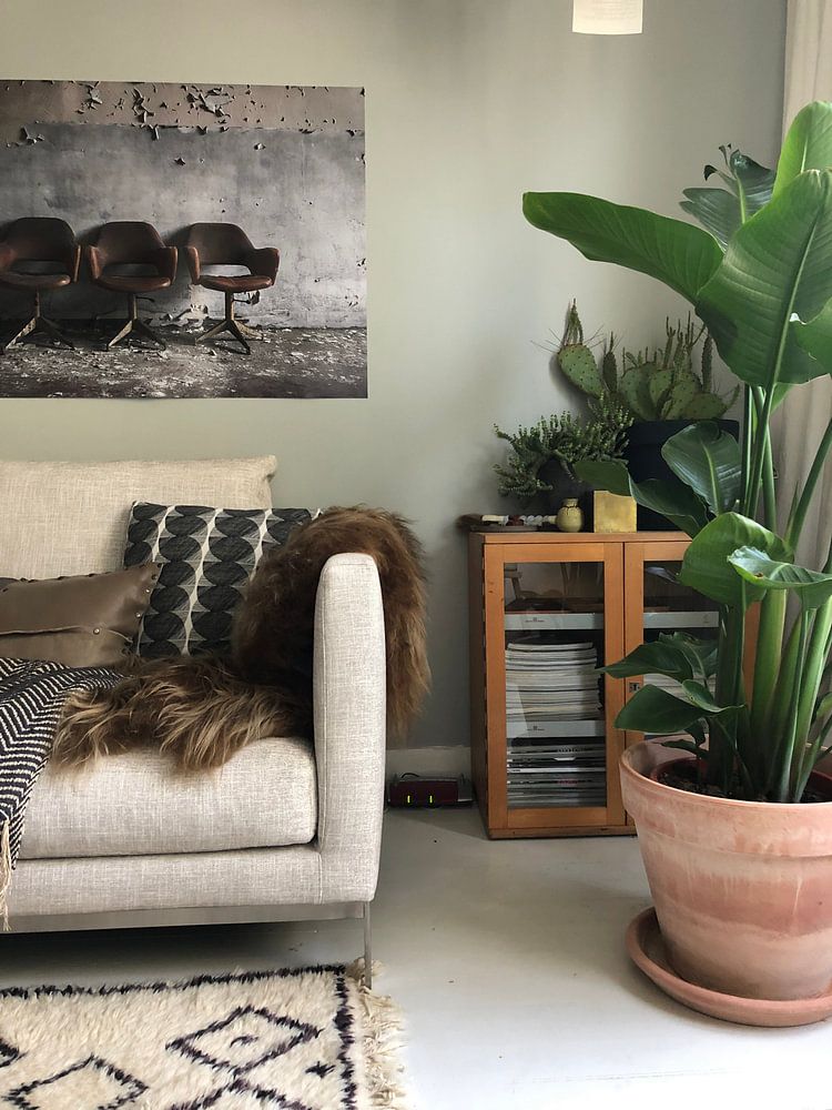 Trois chaises devant le mur  par Manja van der Heijden 