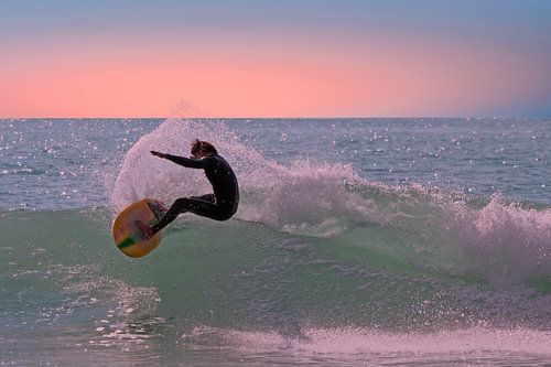 Surfer surft op een golf op de caribbische zee bij Aruba