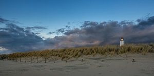 Vuurtoren Noordwijk met wegtrekkende bewolking van Dick van Duijn