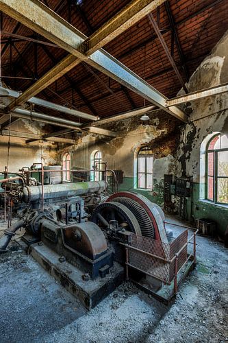 Oude industriële machines in een verlaten fabriek