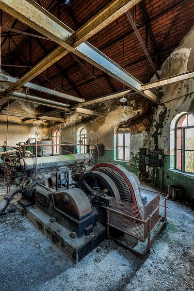 Oude industriële machines in een verlaten fabriek von Sven van der Kooi (kooifotografie)