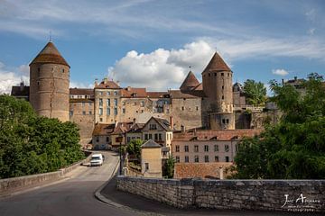 Stadsmuur en torens Semur-en-Auxois, Frankrijk