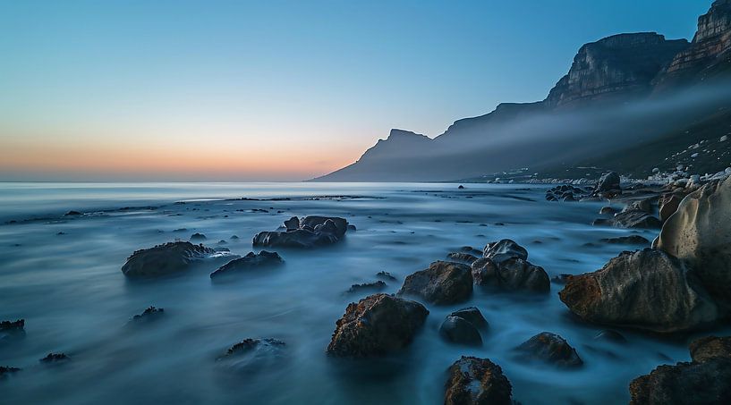Blauw uur op de Atlantische Oceaan van fernlichtsicht