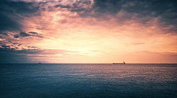 Tanker in de zee van Cuxhaven aan de Duitse Noordzeekust van Jakob Baranowski - Photography - Video - Photoshop