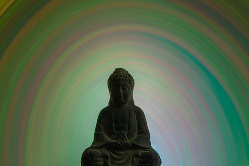 Buddha-Statue mit einem Hintergrund aus Lichteffekten, die einen Kreis aus Pastellfarben bilden