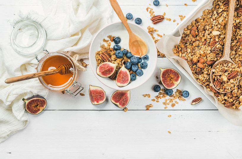 SF12532345 Stilleben von Joghurt mit Müslizutaten von BeeldigBeeld Food & Lifestyle