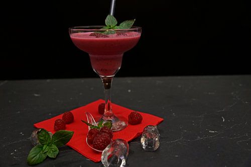 ananas-frambozen-yoghurt cocktail met rum.