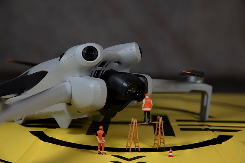 man die de werking van de video- en fotocamera-drone controleert van ChrisWillemsen