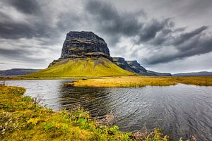 Der majestätische isländische Berg Lomagnupur unter stürmischem Himmel