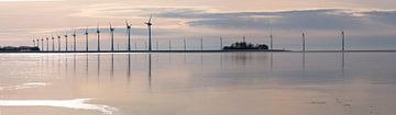 Windmolens voor de kust van de Noordoostpolder van Henk Vrieselaar