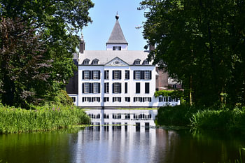 Schloss Renswoude mit Spiegelung im Burggraben