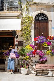 Stimmungsvolles Italien: Farbenfrohe Fassade mit Blumen von Robbert Frie