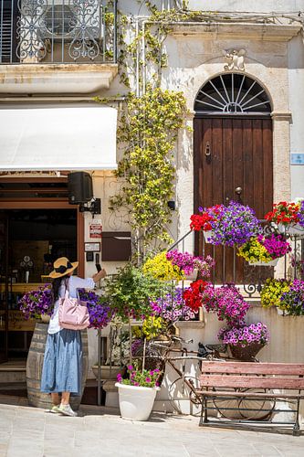 Stimmungsvolles Italien: Farbenfrohe Fassade mit Blumen